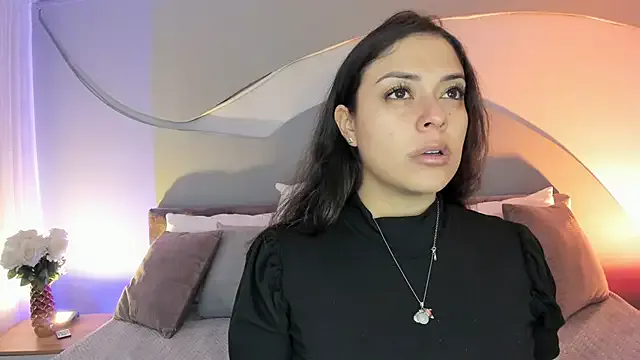 Nicolle_W on StripChat