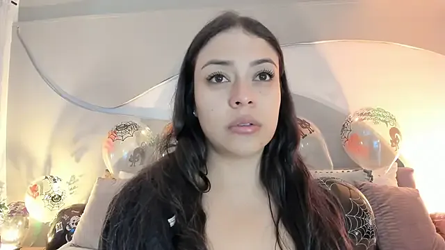 Nicolle_W on StripChat