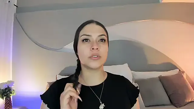 Nicolle_W on StripChat