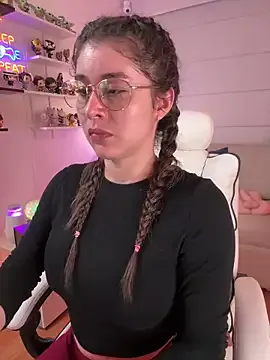 Sharon_07 on StripChat