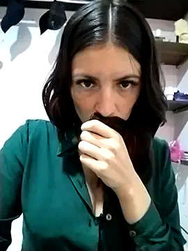 tina2204 on StripChat