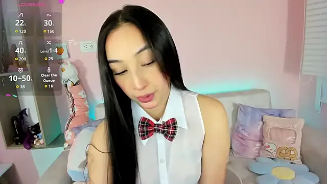 tinysara on StripChat