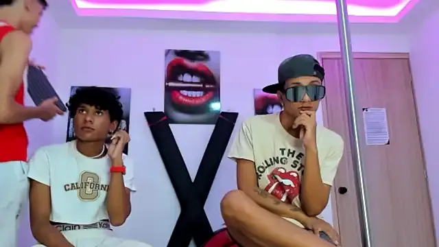 TWINKS_FRIENDS on StripChat