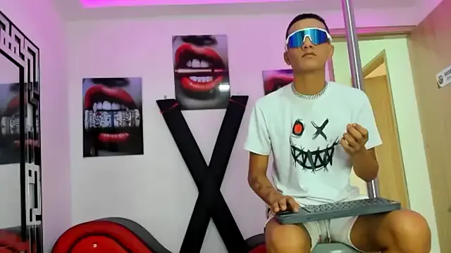 TWINKS_FRIENDS on StripChat