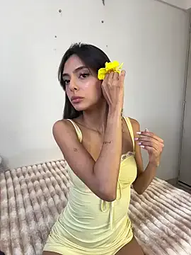 ZaraLuuv on StripChat